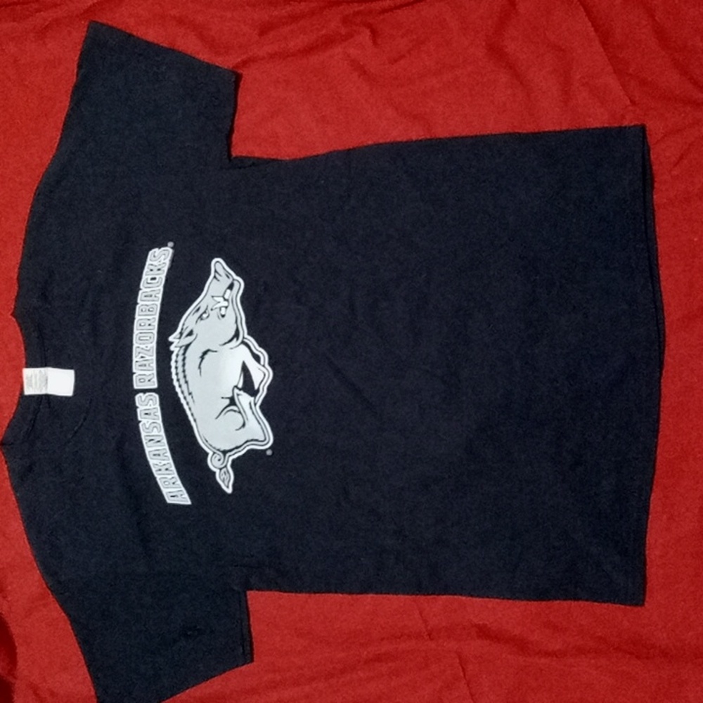 Arkansas Razorbacks tee. Gray hog & Arkansas Razorbacks on black shirt. Men's M